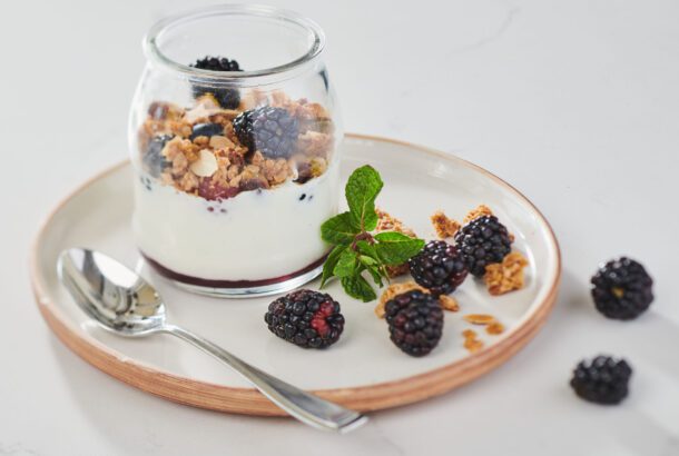 yogurt parfait with blackberries